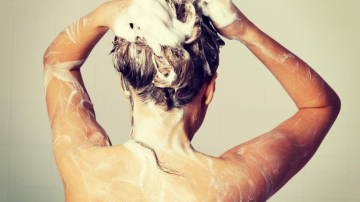 Ați auzit despre spălarea “inversă” a părului? Această metodă are efecte miraculoase