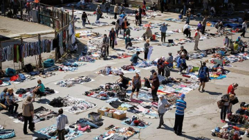 Persoanele care vindeau vechituri în fața Gării au primit locuri într-o piață din apropiere