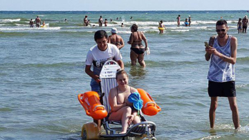 În România a fost amenajată prima plajă pentru persoanele cu dizabilități