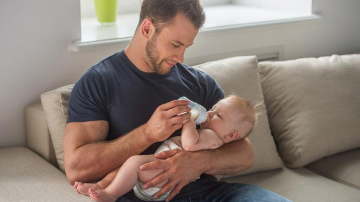 Tot mai mulți tați din Moldova solicită concediul paternal. Tot ce trebuie să știi despre obținerea lui