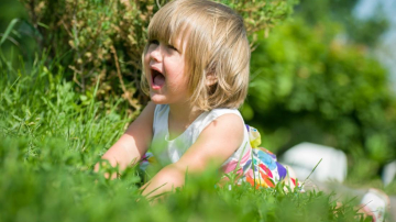 8 lucruri pe care să nu le faci cînd copilul tău se loveşte