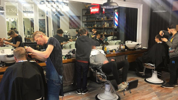 Trei frizeri din Chișinău au muncit GRATIS pentru a ajuta 150 de copii să se pregătească de şcoală