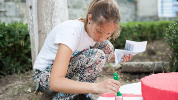 Echipa proiectului "Chișinău Is ME" a transformat un capac de canalizare într-un crab zâmbăreț