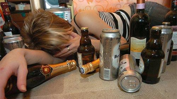 Își îneacă sănătatea în pahar! Numărul femeilor alcoolice din Moldova a crescut cu 20 la sută