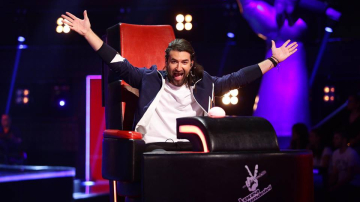 Smiley se iubește cu o bombă sexy din România