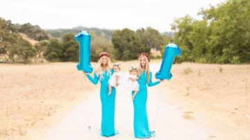 Două surori au născut în aceeași zi, iar după un an, au realizat o ședință foto emoționantă