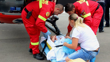 Un copil de 1 an și câteva luni, transportat cu SMURD-ul la București (FOTO/VIDEO)