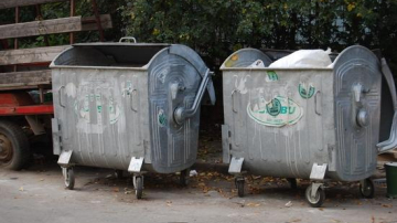 Femeia care și-a aruncat fiica la gunoi încă nu a fost găsită