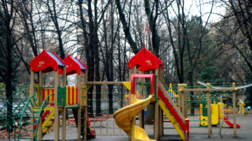 Copiii dintr-un bloc din sectorul Buiucani au rămas fără teren de joacă