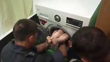 Un băiețel s-a ascuns în mașina de spălat și nu a mai putut să iasă