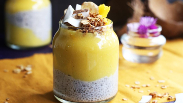 Budincă de chia cu piure de mango de la Valerie's Food (Rețetă + Video)