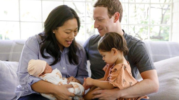 Mark Zuckerberg a împărtășit o fotografie emoționantă cu fiica nou-născută