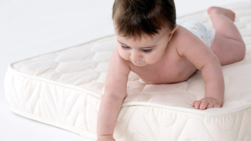 Cum alegem salteaua pentru pătuțul bebelușului?