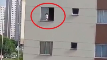 Cum părinții pun în pericol viața copiilor: un bebeluș era să se prăbușească de la înălțime