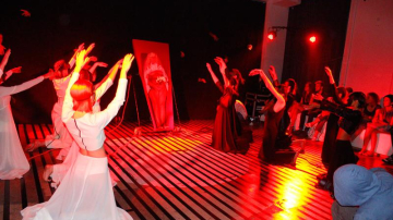 O prezentare de modă care a șocat invitații!