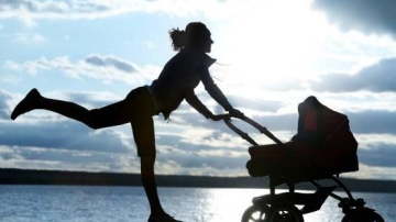 Cărucioarele pentru copii, bune pentru gimnastică. În capitală se organizează antrenamente inedite pentru mămici şi bebeluşi