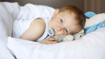 Izolarea în pătuțuri și hrănirea la ore fixe afectează sănătatea mintală a copiilor