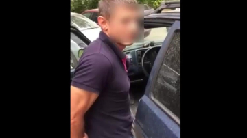 Un bărbat din Chișinău și-a stropit iubita cu o soluție necunoscută și l-a amenințat cu moartea pe fiul acesteia