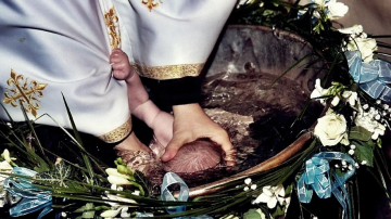 Șocant! Un copilaș a murit în timpul slujbei de botez