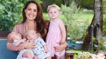 O femeie a născut 3 copii în 11 luni