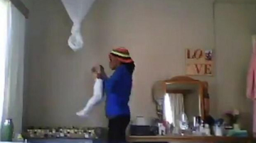 Își lăsaseră copilul cu bona și au plecat de acasă. Când s-au uitat la înregistrarea de pe camera de supraveghere au avut un adevărat șoc