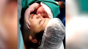 Video viral. Un bebeluș și-a îmbrățișat mama secunde în șir după naștere