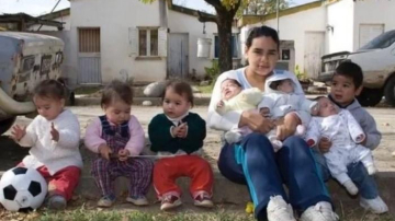 La 17 ani, această fată este mamă a șapte copii. Tații au refuzat să-i recunoască ...