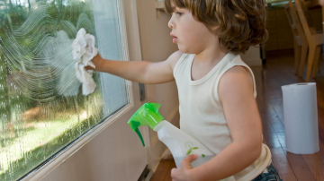 Ce treburi casnice îi poți încredința copilului la diferite vârste?