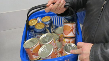 Produse expirate și fără acte de proveniență. Magazinele alimentare în vizorul Poliției