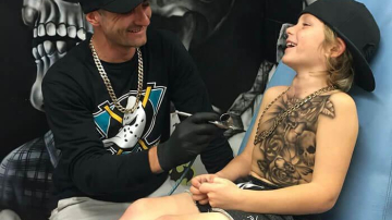 Un artist le face tatuaje copiilor bolnavi, pentru a-i înveseli și a le oferi încredere