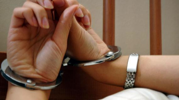 O femeie a fost arestată, după ce a pus peste 100 de copii la vânzare pe internet! Modalitatea de "racolare" este halucinantă