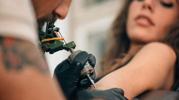 Tatuajele ar putea declanşa cancerul: Care e cea mai periculoasă culoare