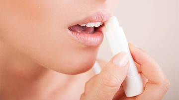 Atenție! În rujul igienic au fost găsite substanțe cancerigene