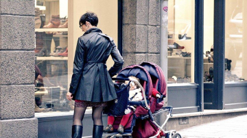 Unele mame vor fi obligate să restituie statului indemnizația de maternitate