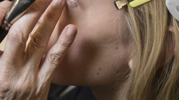 Правильный способ нанесения основы под макияж пальцами