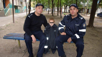 Un copil abandonat pe stradă a fost hrănit și îmbrăcat de către polițiștii din Bălți