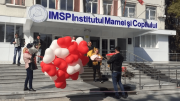 Emoționant. Cum un proaspăt tătic și-a întâmpinat soția în fața maternității