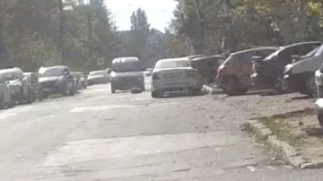 Momentul în care un copil este lovit în plin de o mașină pe o stradă din Capitală (18+)