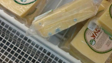 "Cașcaval cu surpriză" într-un market din Capitală (FOTO)