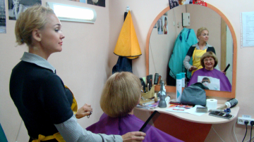 Două profesoare aflate la pensie au fost coafate gratuit la un salon din Chișinău