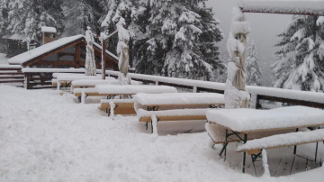 Weekend cu ninsori în România. Stratul de zăpadă a atins înălțimea de un metru