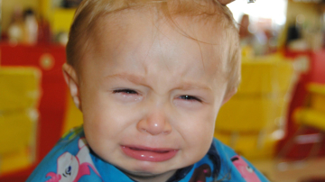 Copilului tău îi este frică de medic, dentist sau frizer? Uite cum să-l ajuți