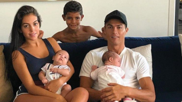 Cristiano Ronaldo a postat o nouă fotografie cu toți copiii și cu iubita însărcinată