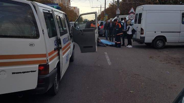 O femeie şi copilul ei, lovite de maşină. Traversau prin loc nepermis şi fără să se asigure (FOTO)