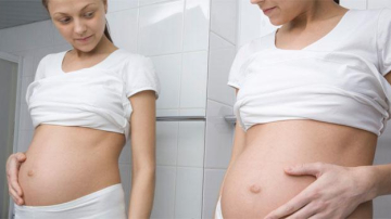 O fată în vârstă de 16 ani a devenit mamă, după 10 avorturi la activ