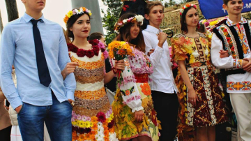 O colecție de haine din flori, fasole, dar și alte daruri ale toamnei