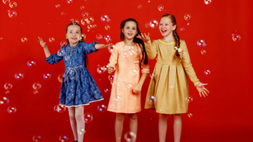 Copiii ne inspiră să trăim bucuria momentului