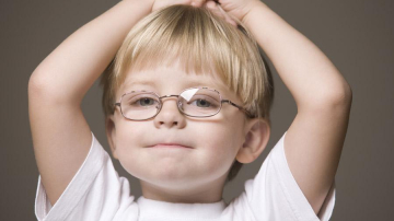 Studiu: Fiecare al cincilea copil din Moldova are probleme de vedere