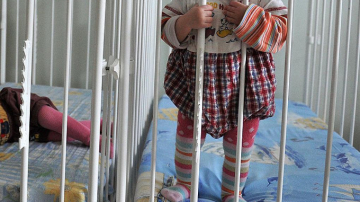 Caz revoltător într-un orfelinat din Rusia! Directoarea instituției îi obliga pe copiii neascultători să-și bea propria urină