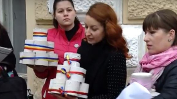 Protest cu hârtie igienică. Părinții cer Primăriei să asigure grădinițele cu hârtie și detergenți